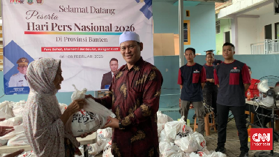 Artha Graha Peduli Salurkan Paket Sembako ke Warga di Serang