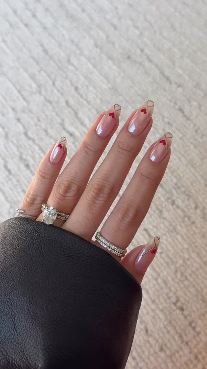 Artsy hearts cocok untuk kamu yang suka nail art minimalis tapi tetap bertema Valentine. Aksen hati merah dan perak memberi sentuhan manis./ Foto: instagram.com/nailsbyzola