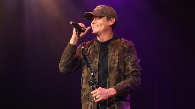 Vokalis band rock 3 Doors Down, Brad Arnold meninggal pada Sabtu (7/2). Ia berpulang akibat penyakit kanker ginjal stadium 4.