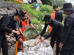 Brimob Polda Metro Bersihkan Kali di Senen, Angkut Sampah Berkarung-karung