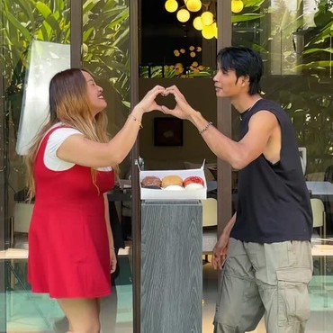 7 Potret Kehidupan Pernikahan Pinkan Mambo & Arya Khan yang Suka Pisah-Rujuk