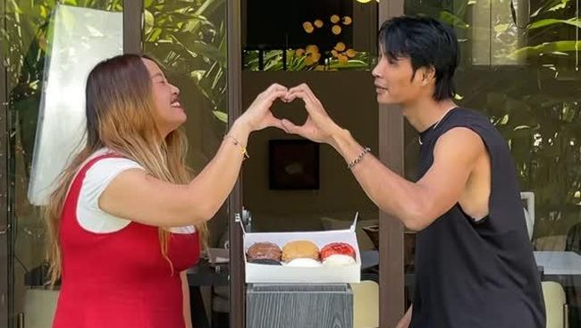 7 Potret Kehidupan Pernikahan Pinkan Mambo dan Arya Khan yang Suka Pisah-Rujuk
