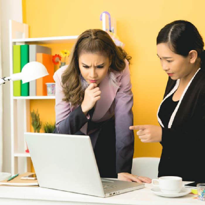 Alih-alih mengagumi, orang iri sering mencari kesalahan orang sukses supaya merasa lebih baik.