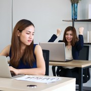 5 Kebiasaan Orang Iri saat Melihat Kesuksesan Orang Lain