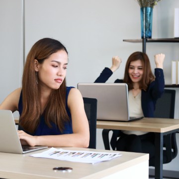 5 Kebiasaan Orang Iri saat Melihat Kesuksesan Orang Lain