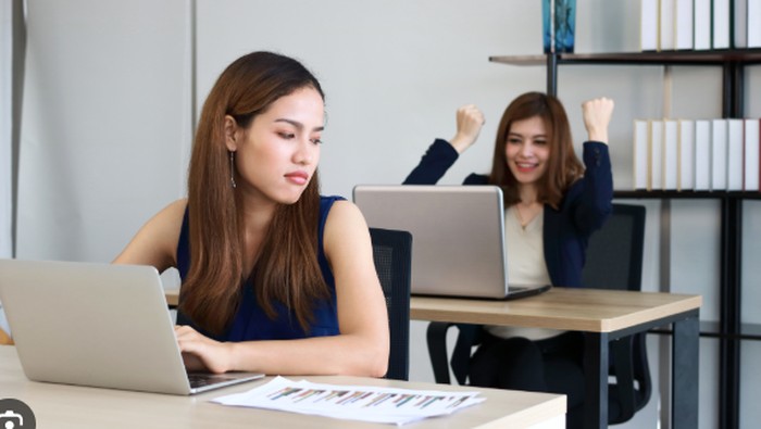 5 Kebiasaan Orang Iri saat Melihat Kesuksesan Orang Lain