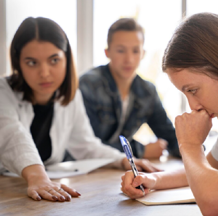 Orang iri kadang bersikap acuh atau sinis supaya terlihat nggak peduli padahal sebenarnya merasa terancam.
