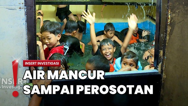 Kos-kosan Diubah Jadi Kolam Renang, Bikin Anak-anak Rela Antre