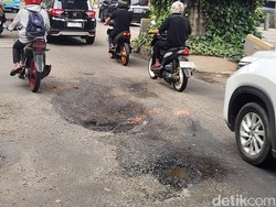 Hati-hati Melintas! Sejumlah Titik di Ruas Jalan Jaksel Berlubang