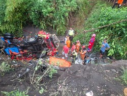 2 Truk Nyemplung Jurang di Tanjakan Jlegong Semarang, 1 Orang Tewas