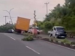 Kontainer Truk di Parepare Jatuh Saat Mendaki, Timpa 2 Tiang Lampu Jalan