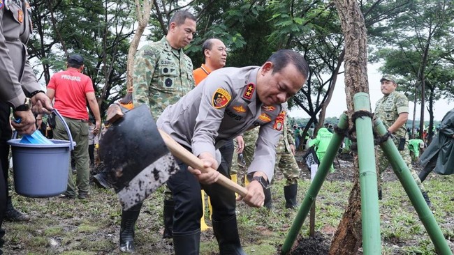 Kapolda Metro Jaya Irjen Asep Edi Suheri melakukan kerja bakti atau korve membersihkan lingkungan di kawasan Danau Sunter Papanggo, Jakarta Utara, Minggu (8/2).