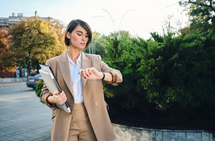 Libra sering terlambat karena terlalu lama mengambil keputusan. Perfeksionisme halus mereka bikin waktu habis tanpa sadar./ Foto: freepik.com/garetsvisual