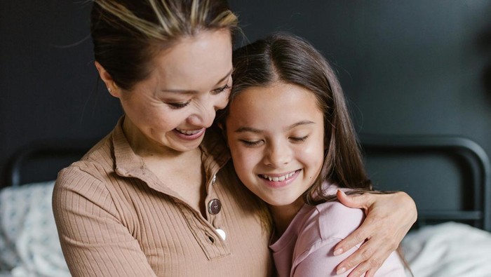 Kalimat “Mama/Papa peduli dengan perasaanmu dan mau membantumu melewati ini. Apa yang bisa kita lakukan sekarang?”. Kalimat ini membantu anak untuk mengelola emosinya bersama.