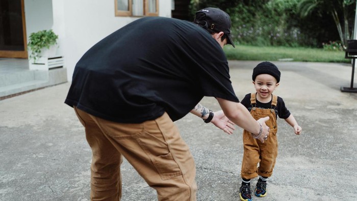 Kalimat “Mama/Papa tahu kamu marah tentang ini sekarang. Alasannya bisa dimengerti kok.”. Kalimat ini membantu memvalidasi perasaan anak.