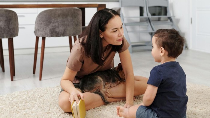 Kalimat “Mari kita tarik napas, istirahat, duduk, dan berhenti sejenak.”.