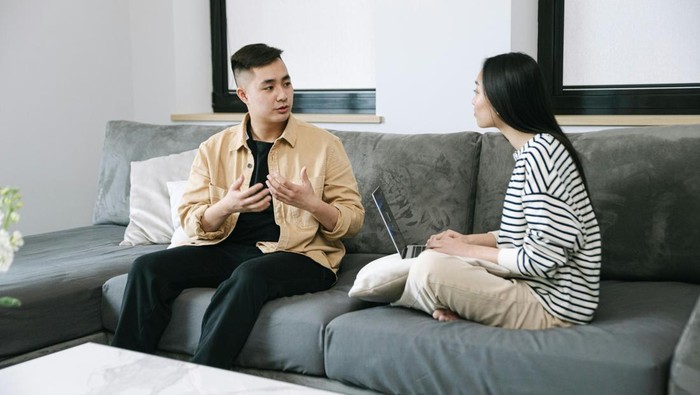 Membingkai ulang persepsi yang kamu punya. Misalnya dengan berpikir mereka memberikan kesempatan untuk kamu berkembang.