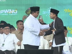 Momen Prabowo Beri Souvenir ke Qori Terbaik di Acara 1 Abad NU