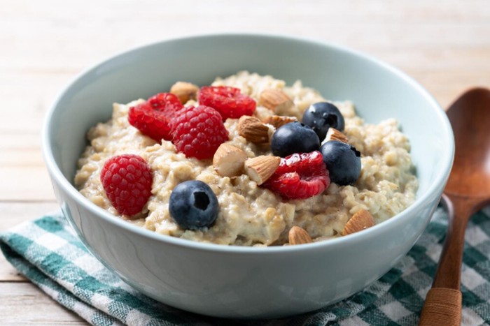 Oat merupakan sumber serat larut yang efektif menurunkan kolesterol jahat. Konsumsi oat secara rutin dapat membantu menjaga kesehatan jantung./ Foto: freepik.com/chandlervid85