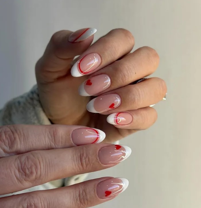 Nail art Outlines menghadirkan versi lain dari French manicure dengan sentuhan hati kecil yang manis. Desain ini cocok buat kamu yang ingin tampilan kuku simpel tapi tetap unik dan eye-catching./ Foto: instagram.com/gossipandgloss