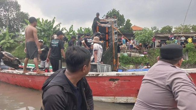 Perahu pengangkut sound horeg seberat 1 ton, genset, dan 10 orang karam saat Tradisi Nyadran di Sidoarjo, Jawa Timur.