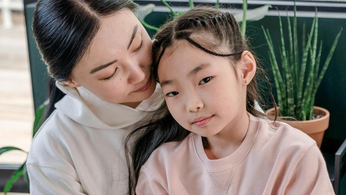 Kalimat “Perasaanmu saat ini tidak akan bertahan selamanya.”. Kalimat ini membantu anak memahami perasaan yang dia rasakan bersifat sementara.