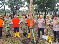 Kapolda Metro-Pangdam Jaya Bersihkan Waduk Cincin Jakut Bareng Warga