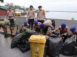 Polisi Kerja Bakti di Kepulauan Seribu, Sampah Berkantong-Kantong Diangkut