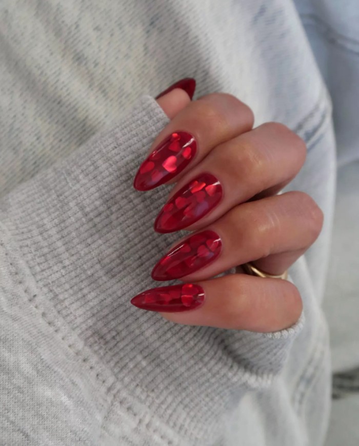 Red jelly nails menjadi pilihan klasik Valentine dengan tampilan modern. Efek transparan membuat kuku terlihat fresh dan playful./ Foto: instagram.com/overglowedit