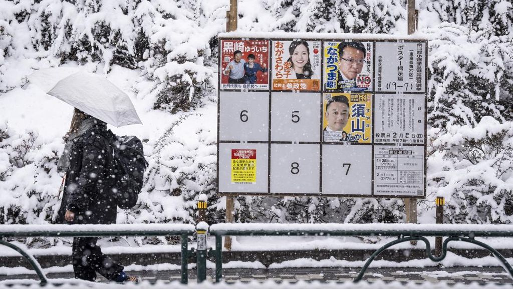 FOTO: Salju Lebat Selimuti Jepang saat Pemilu