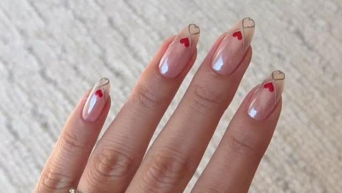 Siap-siap Valentine's Date? Contek 7 Ide Nail Art Ini Biar Makin On Point