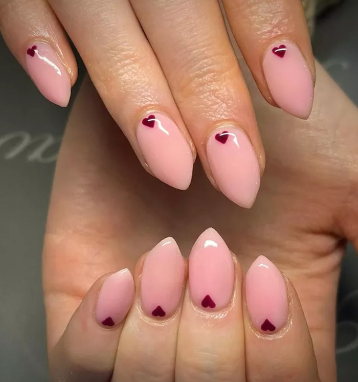 Desain nail art Simple Hearts cocok untuk kamu yang suka tampilan minimalis tapi tetap romantis saat Valentine. Sentuhan hati kecil berwarna maroon bikin kuku terlihat manis tanpa terkesan berlebihan./ Foto: Instagram.com/nails_and_beauty_by_daisy