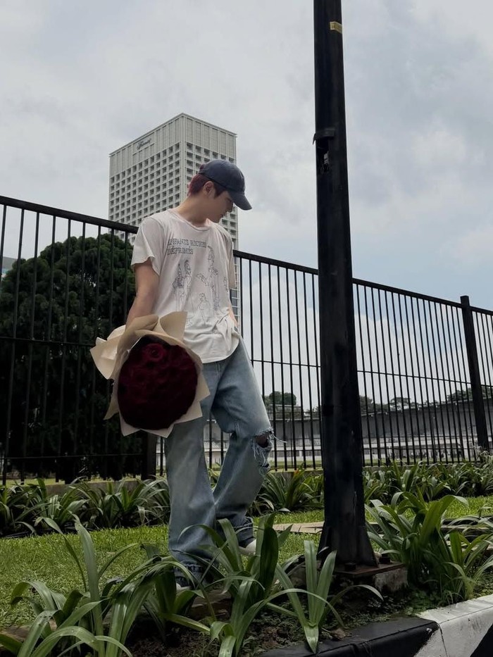 Melalui unggahan di media sosial pribadinya, Taeyong turut membagikan beberapa potretnya saat berada di Indonesia, Beauties./ Foto: instagram.com/taeoxo_nct