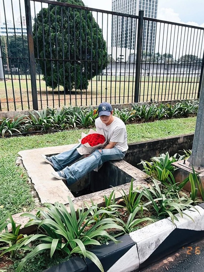 Layaknya warga lokal, Taeyong terlihat menikmati waktu di sekitar venue acara yang berlokasi di Tennis Indoor Senayan sambil membawa buket bunga mawar merah./ Foto: instagram.com/taeoxo_nct