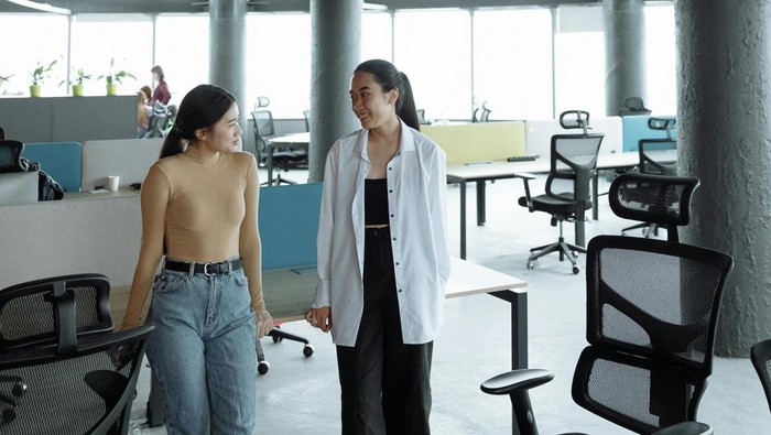 Teknik “Gray Rock”. Coba teknik ini ketika berhadapan dengan orang yang manipulatif, narsisistik, atau kelewat caper.