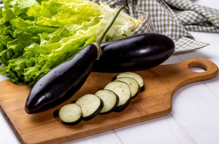 Terong dan okra adalah sayuran rendah kalori yang baik untuk kolesterol. Keduanya mengandung serat larut yang membantu menurunkan LDL./ Foto: freepik.com/stockking