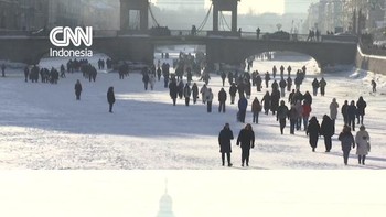 Warga St. Petersburg Rusia Nikmati Musim Dingin di Saluran Air Membeku