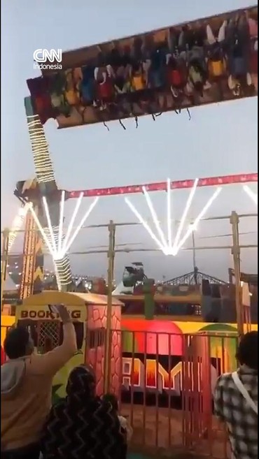 Detik-detik Horor Wahana 'Tornado' Taman Bermain di India Ambruk