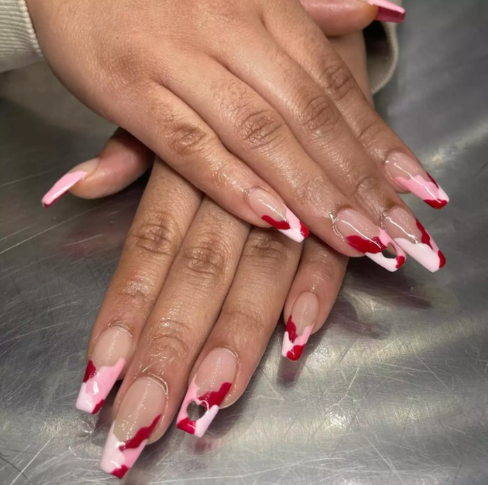 Valentine’s Day camo menghadirkan nail art edgy dengan sentuhan romantis. Cocok untuk kamu yang suka tampil beda./ Foto: instagram.com/digitzbydev