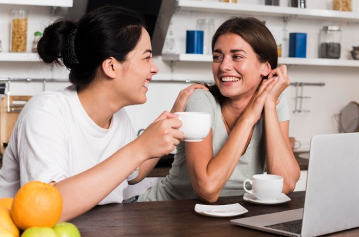 Virgo sering terlihat perfeksionis, tapi justru paling jujur soal kekurangannya sendiri. Self-roasting mereka biasanya halus, pintar, dan super relate./ Foto: freepik.com