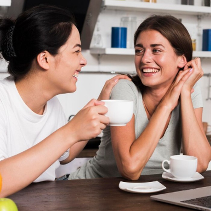 Virgo sering terlihat perfeksionis, tapi justru paling jujur soal kekurangannya sendiri. Self-roasting mereka biasanya halus, pintar, dan super relate./ Foto: freepik.com