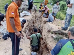 Warga Serbu Lahan di Bima yang Ditemukan Batu-Tanah Mengandung Emas
