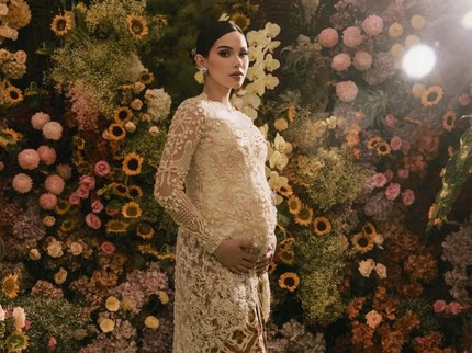 Potret Alyssa Daguise Gelar Acara 7 Bulan Kehamilan, Tampil Cantik Mengenakan Kebaya Sunda