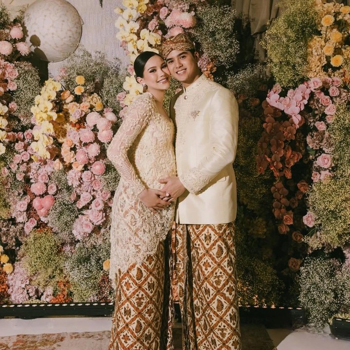 <p>Dalam acara ini, Alyssa tampil cantik mengenakan kebaya adat Sunda berwarna kuning rancangan dari Studio Oboh by Penny Arie R. Alyssa melengkapi penampilannya dengan riasan sederhana namun tetap terlihat elegan. Senada dengan Alyssa, sang suami Al Ghazali juga mengenakan pakaian tradisional Sunda. Anak pertama Maia Estianty ini terlihat gagah memakai beskap kuning yang dipadukan dengan topi blankon dan kain jarik khas Sunda. (Foto: Instagram @alyssadaguise)</p>