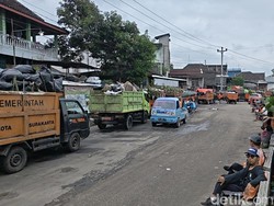 Ternyata Ini Biang Antre Mobil Sampah TPA Putri Cempo hingga 2 Km