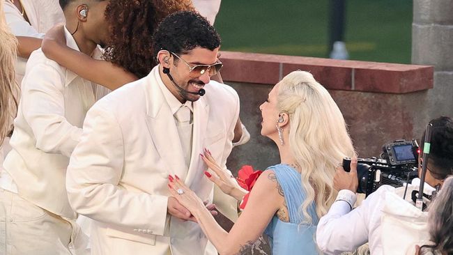 Bad Bunny sukses masuk lapangan Super Bowl 2026 dalam panggung Halftime yang digelar Minggu (8/2).