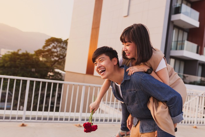 Ada banyak pilihan aktivitas menarik yang bisa dilakukan bersama pasangan untuk meningkatkan keharmonisan dalam rumah tangga.