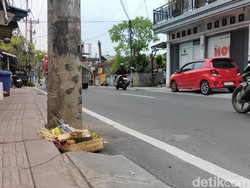 Duka untuk Sang Rider, Bunga dan Sesaji Hiasi Lokasi Jambret Maut di Kerobokan