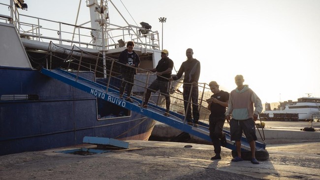 Sejumlah pria warga negara Indonesia (WNI) berbulan-bulan terkatung-katung di lepas pantai Afrika.