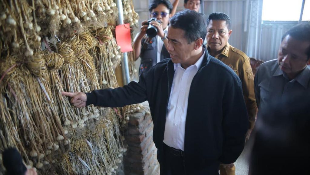 Mentan Amran Tetapkan NTB Sentra Bawang Putih dan Jagung Nasional